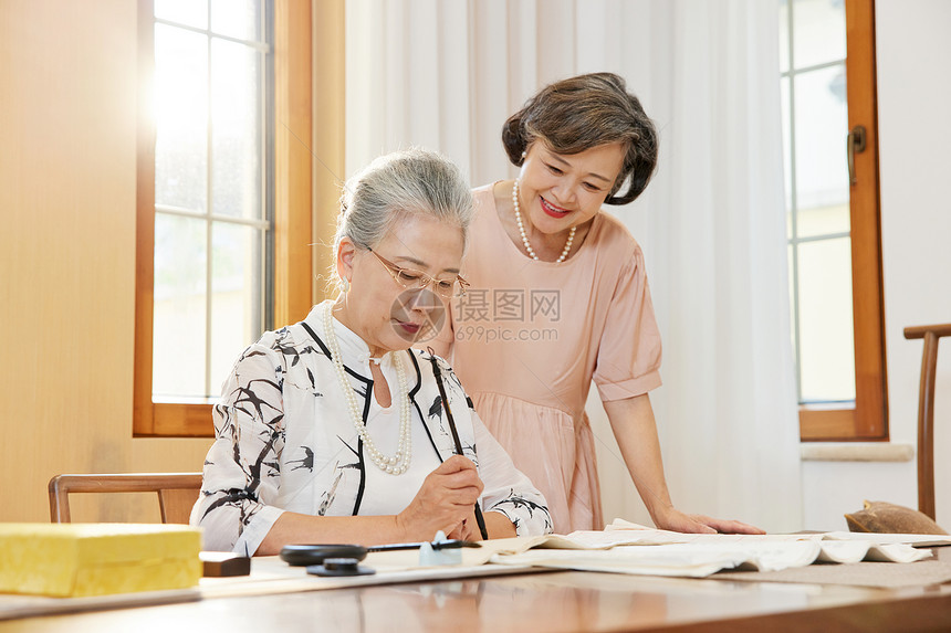 老年女性闺蜜研究书法图片