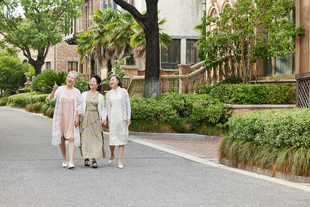 老年女性户外相伴聚会散步背景图片