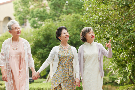老年女性户外聚会散步背景图片