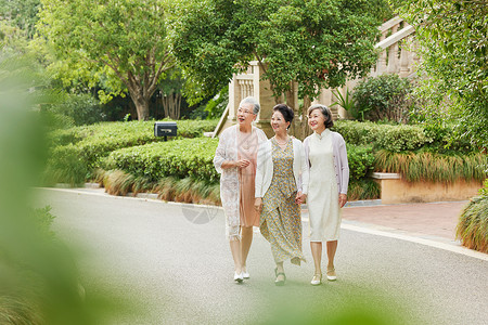 老年女性散步看风景图片