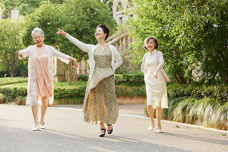 户外舞蹈素材老年女性闺蜜户外舞蹈背景