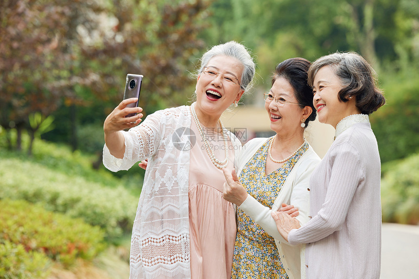 老年女性聚会手机自拍图片