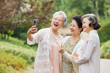 老人优雅老年女性聚会手机自拍背景