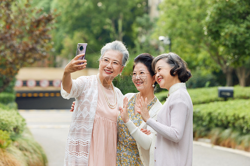 老年女性户外拍照图片