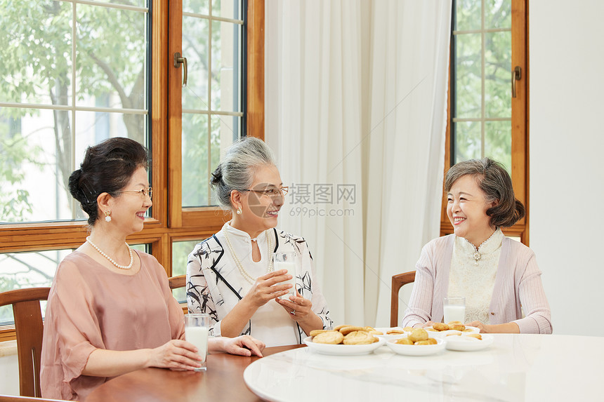 老年人聚会一起享用美食图片