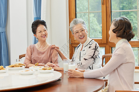 老年女性聚会开心聊天图片素材