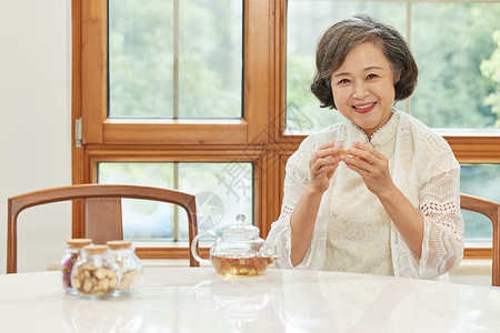 高品质生活喝茶休闲老年女性背景