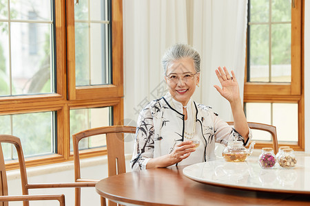 老年女性打招呼喝茶的老年人打招呼背景