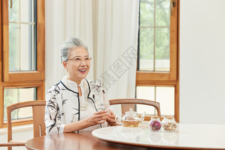 客厅喝茶的老年人图片