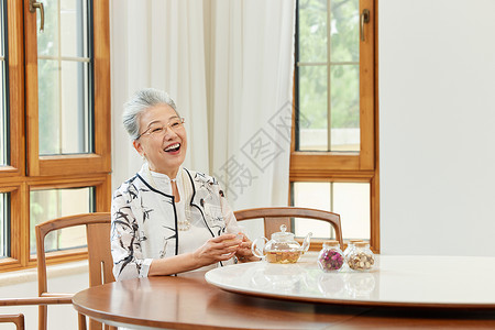 喝茶的老年人微笑图片