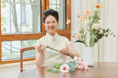 插花的优雅老年女性形象图片