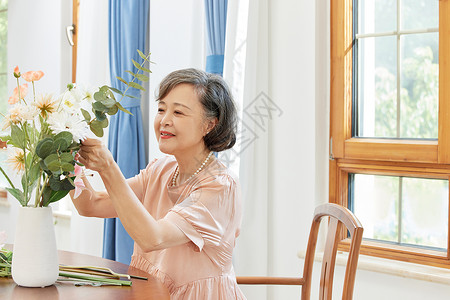 插花的优雅老年女性图片