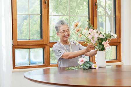 插花的老年女性图片