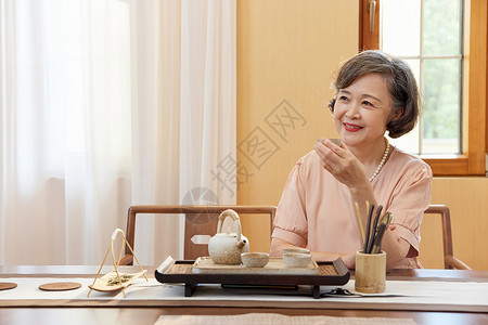 居家老年人悠闲喝茶图片