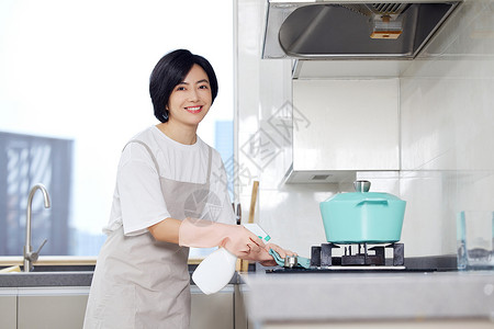 居家女性厨房消毒清洁图片