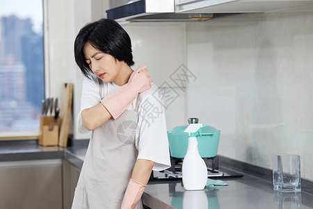 居家女性打扫厨房疲惫劳累图片