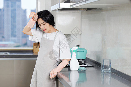 居家女性打扫厨房疲惫劳累图片
