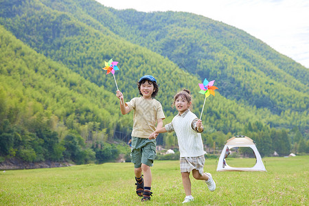 快乐的孩子们户外野餐露营图片