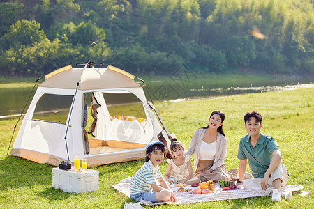 幸福家庭户外野餐图片