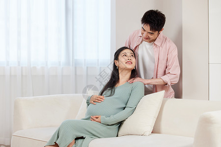丈夫照顾怀孕的妻子高清图片