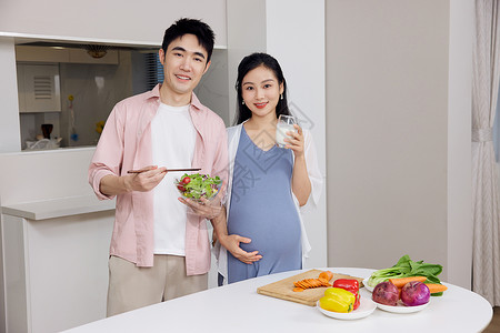 丈夫为怀孕的妻子准备健康晚餐图片