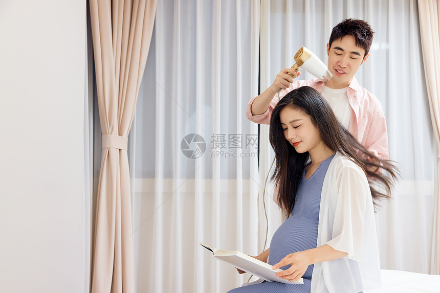 男士为怀孕的妻子吹头发图片