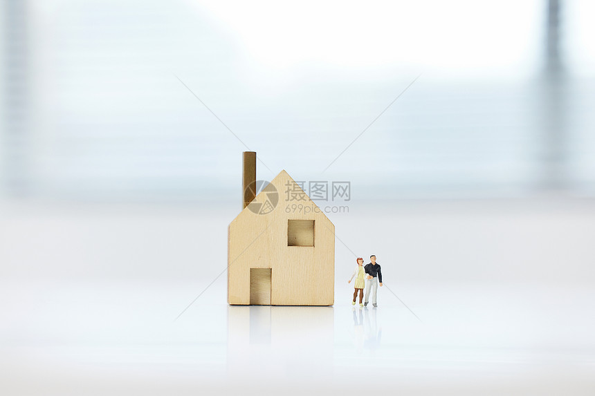 桌上的房屋模型与创意小人图片
