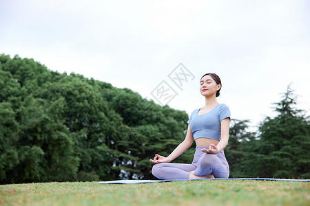 青年美女户外瑜伽运动高清图片