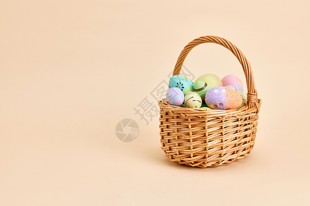节日彩蛋竹篮里的复活节彩蛋背景