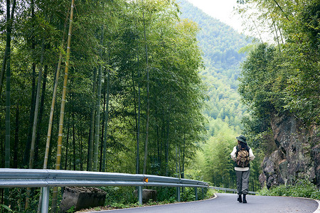 美女公路文艺年轻美女户外徒步背影背景