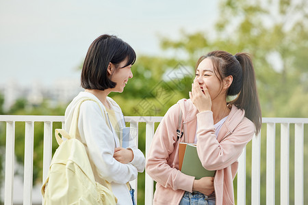 上学路上打招呼在上学路上的女学生背景