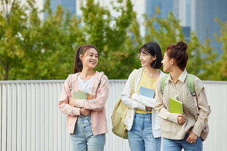 上学路上打招呼上学路上聊天的女大学生背景