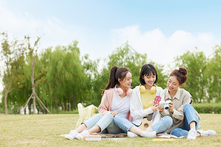 女性友人一起在户外聚会玩耍背景图片