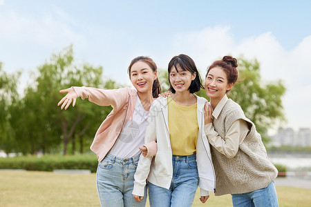 一起在户外玩耍的女大学生教育高清图片素材