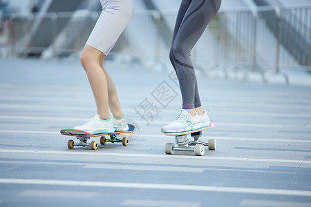 户外玩滑板的女性特写图片