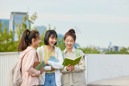 秋季校园校园户外看书的女大学生背景