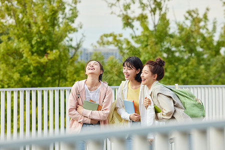 上学路上的女大学生背景