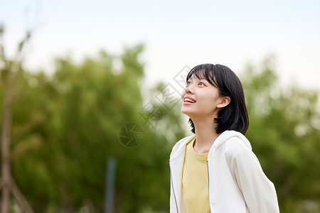 户外青春美丽的女孩形象图片