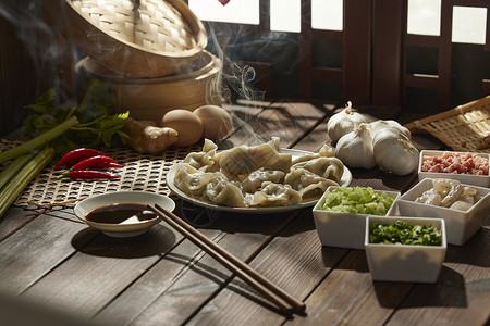 一盘刚出锅的水饺图片
