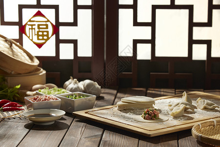 中式木桌上的饺子原料水饺高清图片素材