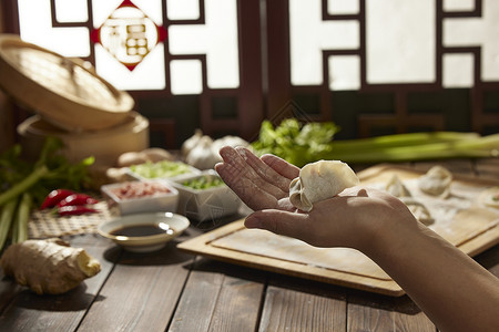 手捧饺子特写水饺馅高清图片素材