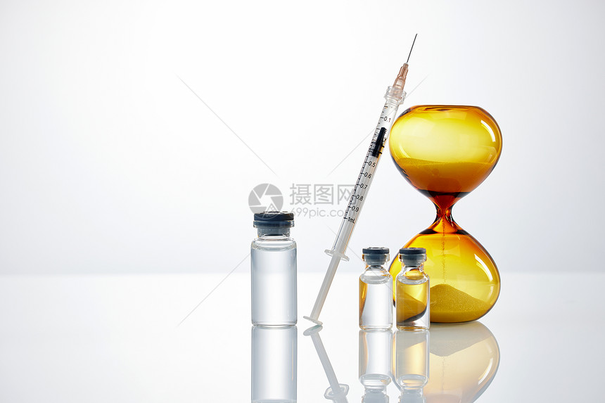 沙漏与医疗疫苗针剂图片