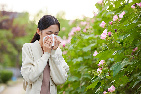 生病青年户外鼻炎过敏打喷嚏的女性背景