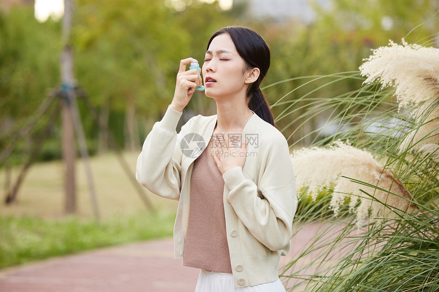 女性室外使用哮喘喷雾图片
