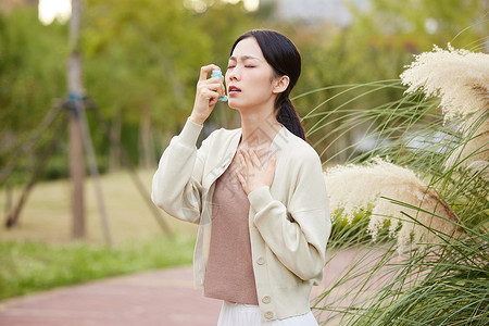 女性室外使用哮喘喷雾高清图片