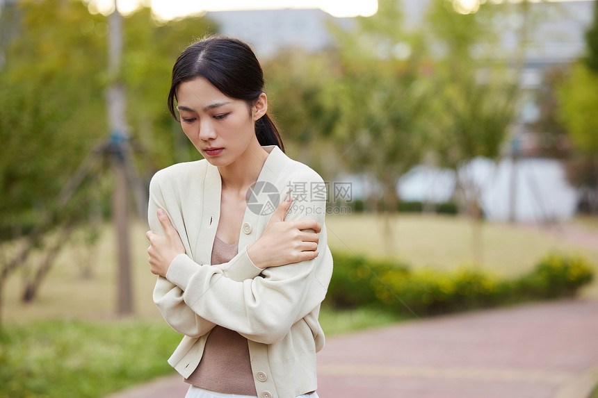 秋冬感到寒冷的女性形象图片