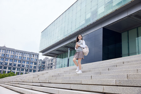 下课回家女大学生开心放学背景