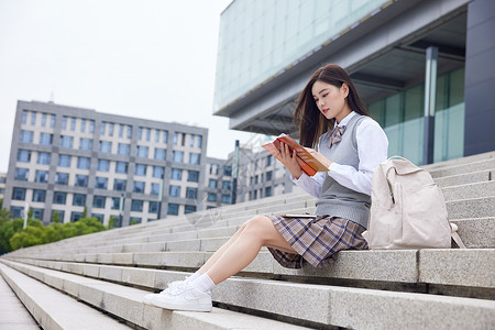 女学生校园内看书学习高清图片