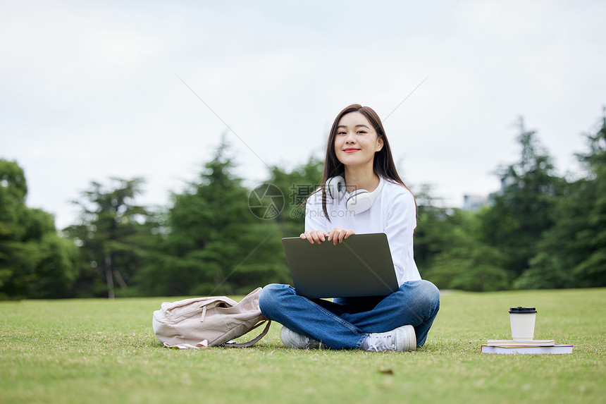 年轻大学生使用笔记本电脑图片