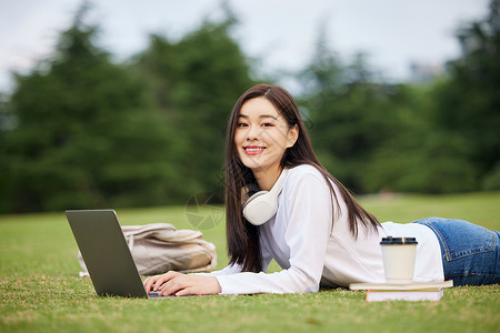 女学生校园草坪上线上网课学习图片